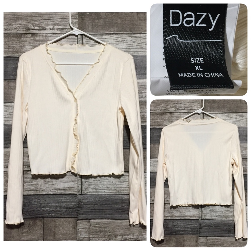 Dazy Button Front Blouse Top Women’s XL Off White Ruffled Accents Soft